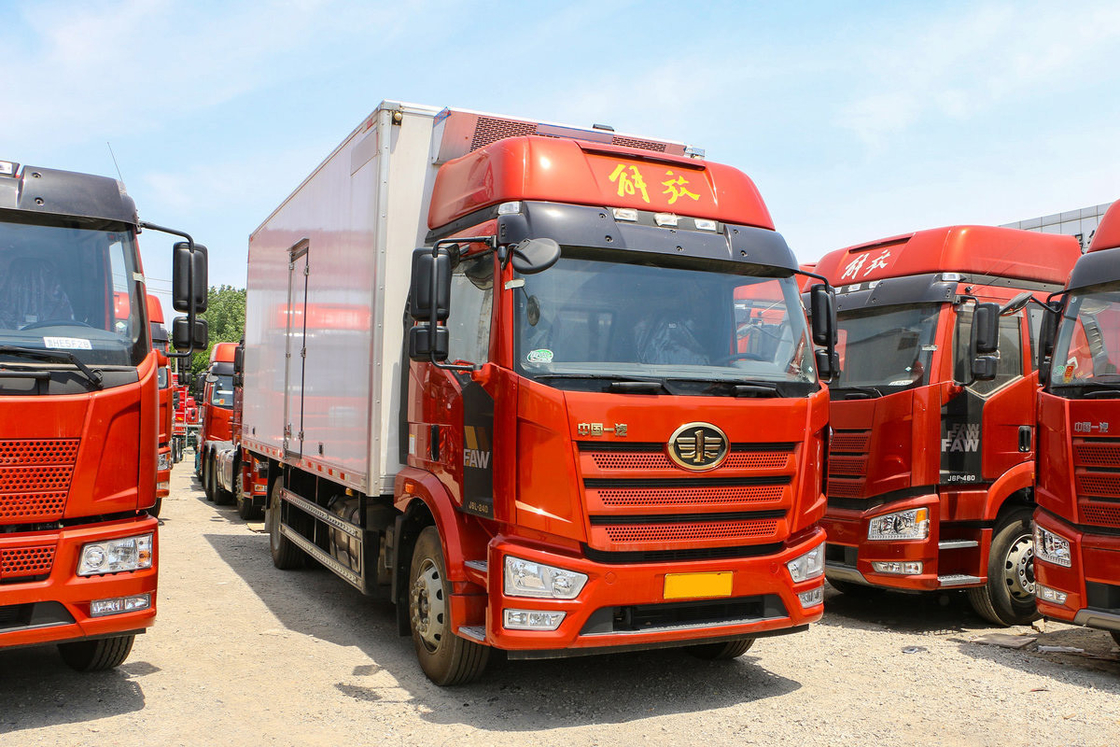 FAW Jiefang CA5180 J6L شاحنة مبردة الديزل 240HP 4X2 6m صندوق الشحن أبواب جانبية مزدوجة وباب جانبي واحد
