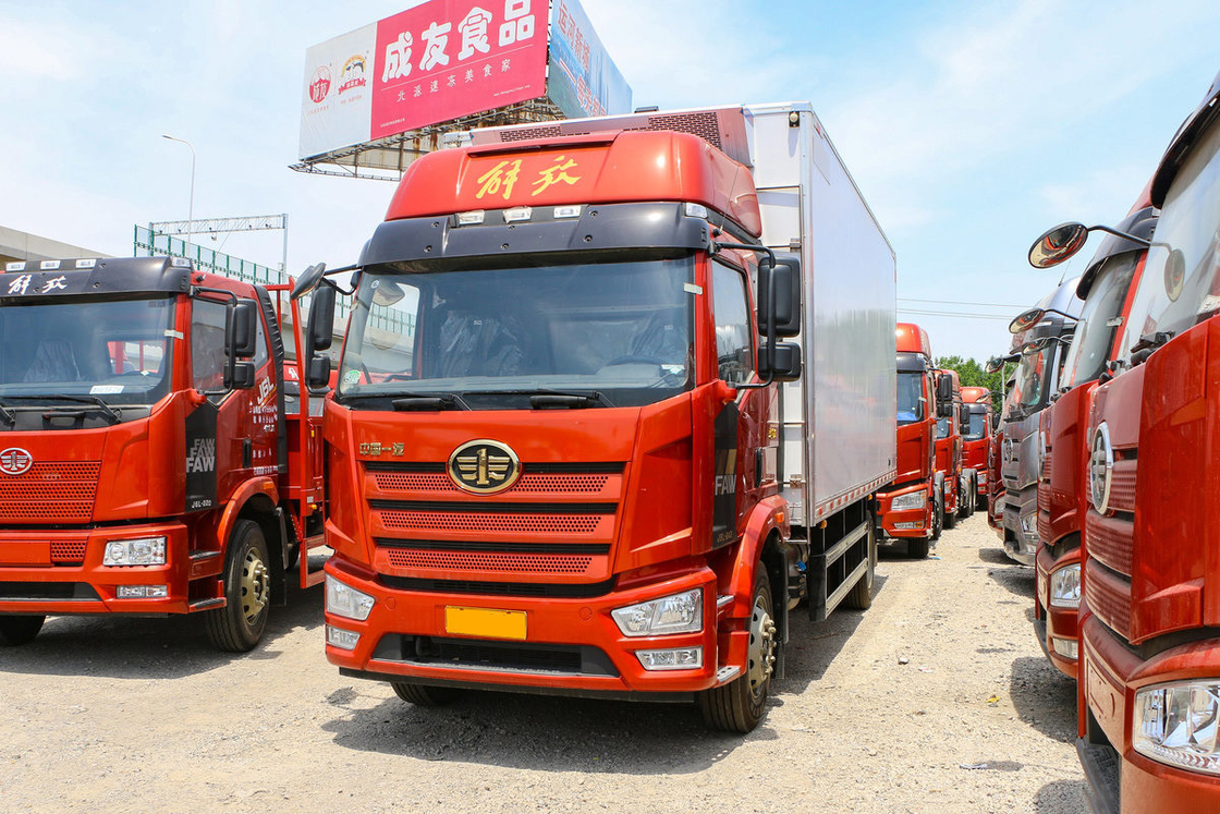 FAW Jiefang CA5180 J6L شاحنة مبردة الديزل 240HP 4X2 6m صندوق الشحن أبواب جانبية مزدوجة وباب جانبي واحد