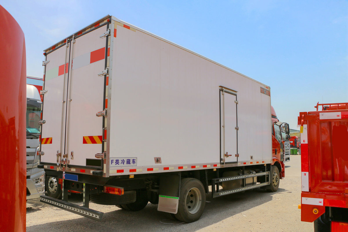 FAW Jiefang CA5180 J6L شاحنة مبردة الديزل 240HP 4X2 6m صندوق الشحن أبواب جانبية مزدوجة وباب جانبي واحد