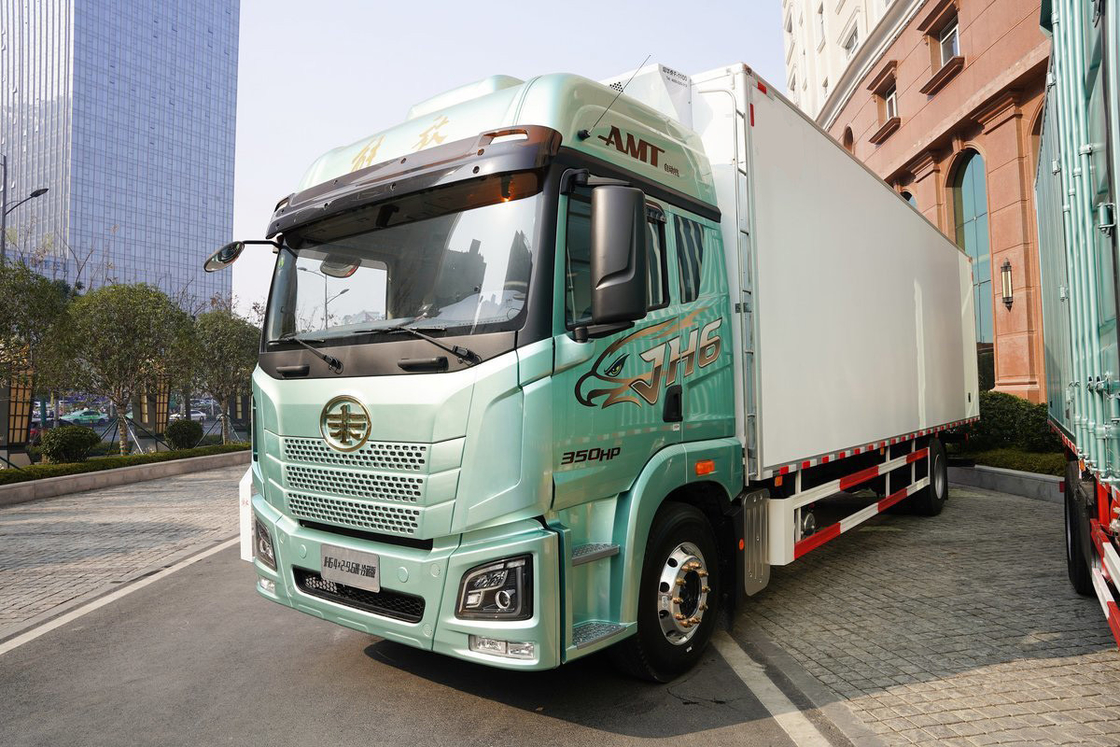 تشينغداو جيفانغ CA5181 JH6 مقاعد نصف صف ديزل 10 سرعة 350 حصان 4X2 9.7m AMT شاحنة التبريد التلقائي