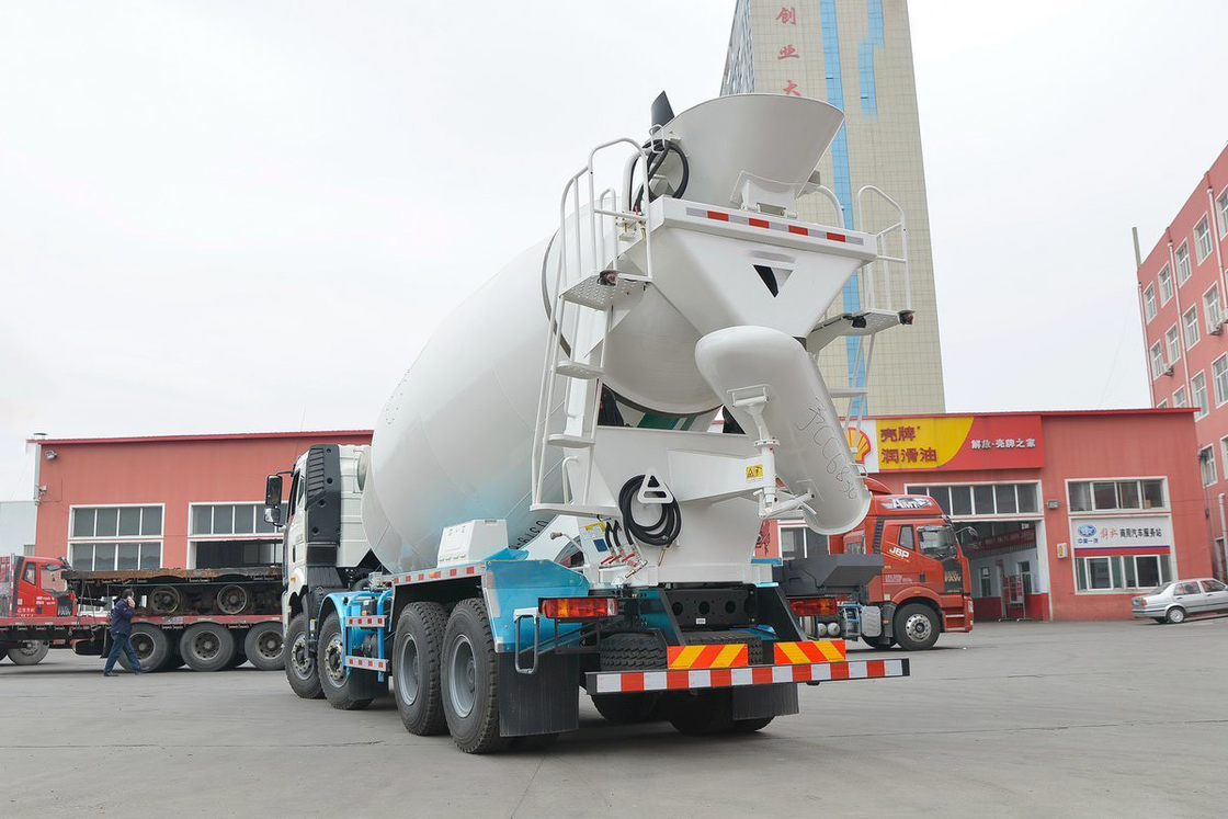 J6P 375HP 8X4 عائمة بالكامل مسطحة أعلى نصف النزوح 7.86m3 FAW جيفانغ شاحنة خلاط الخرسانة