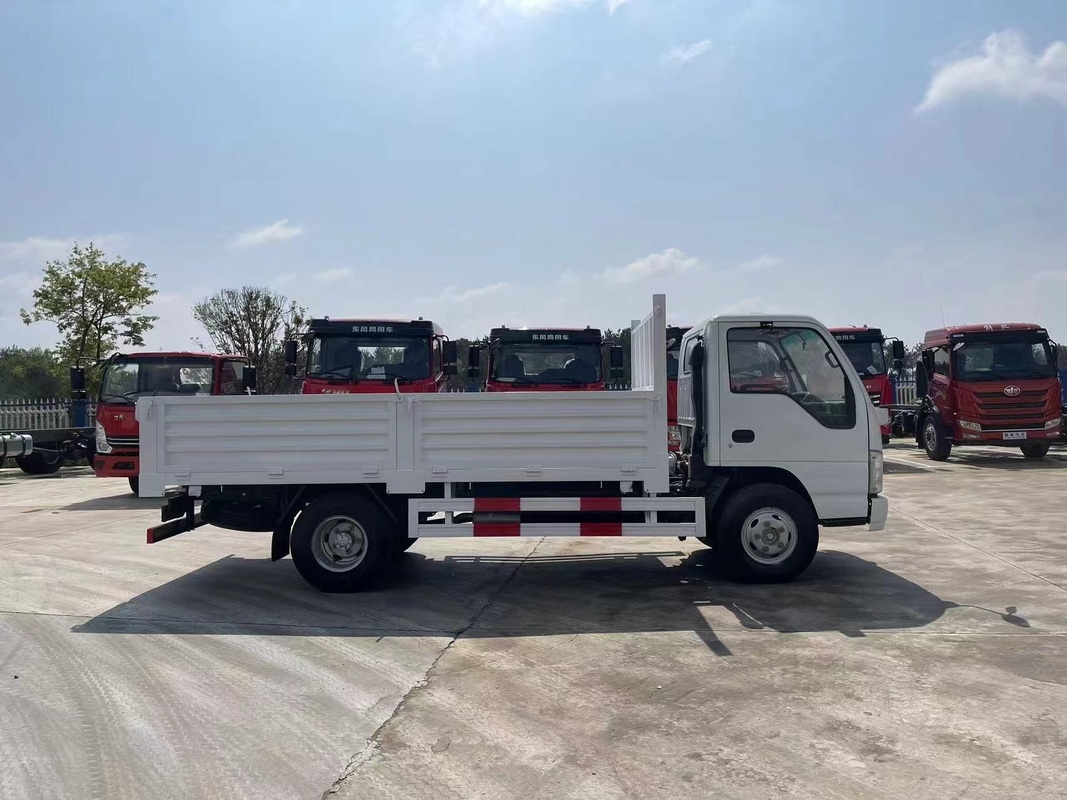 شاحنات الشحن 4 × 2 ISUZU سيارة واحدة يورو 4 انبعاثات 100P شاحنة خفيفة 3.5 طن إطارات خلفية مزدوجة