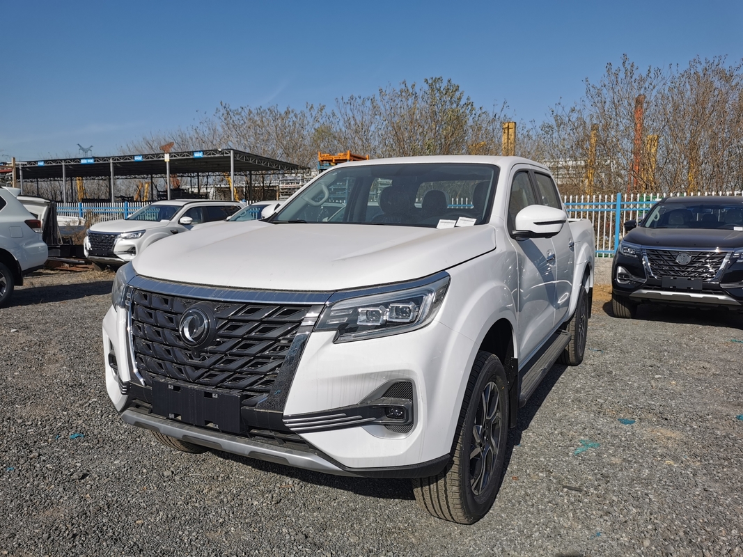 شاحنة صغيرة 4 × 4 الصين دونغفينغ غنية 7 ناقل حركة آلي 8 سرعات 5 مقاعد سيارات طريق سيئة