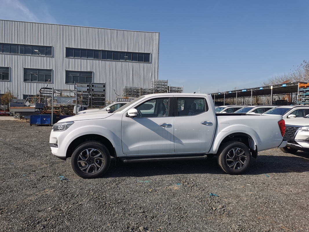 شاحنة صغيرة 4 × 4 الصين دونغفينغ غنية 7 ناقل حركة آلي 8 سرعات 5 مقاعد سيارات طريق سيئة