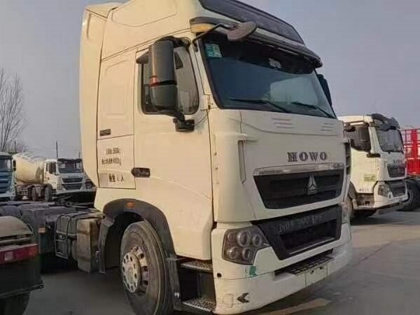 شاحنة جرار هوو سقف مرتفع كابينة هوو T7H رأس الحصان سحب 50 طن ويتشاي 440 حصان محرك قوي