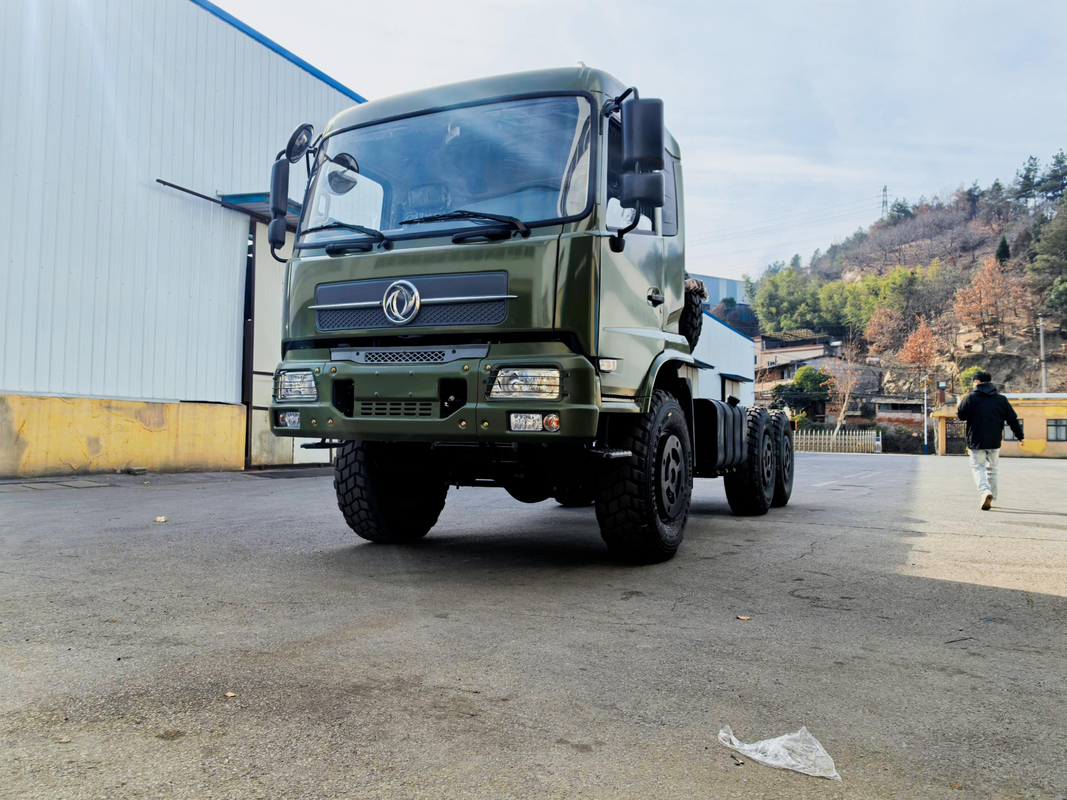 شاحنة شحن 6 × 6 شاحنة شاحنة جديدة من دون الطرق الإطارات مقصورة واحدة استخدام محرك كامنز في أفريقيا