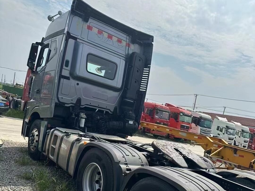 شاحنات رأس الجرار الثقيلة المستعملة لـ JAC K7 ناقل حركة ZF أوتوماتيكي 540 حصان مع سرير 6 * 4