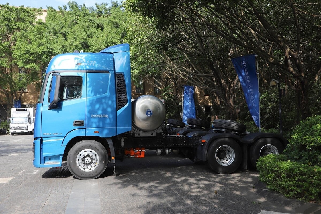 رأس الجرار ذو السعر المنخفض فوتون حصان 6 * 4 وضع القيادة 460hp محرك كامينز الغاز الطبيعي المسال كابينة السقف العالية مع النوم