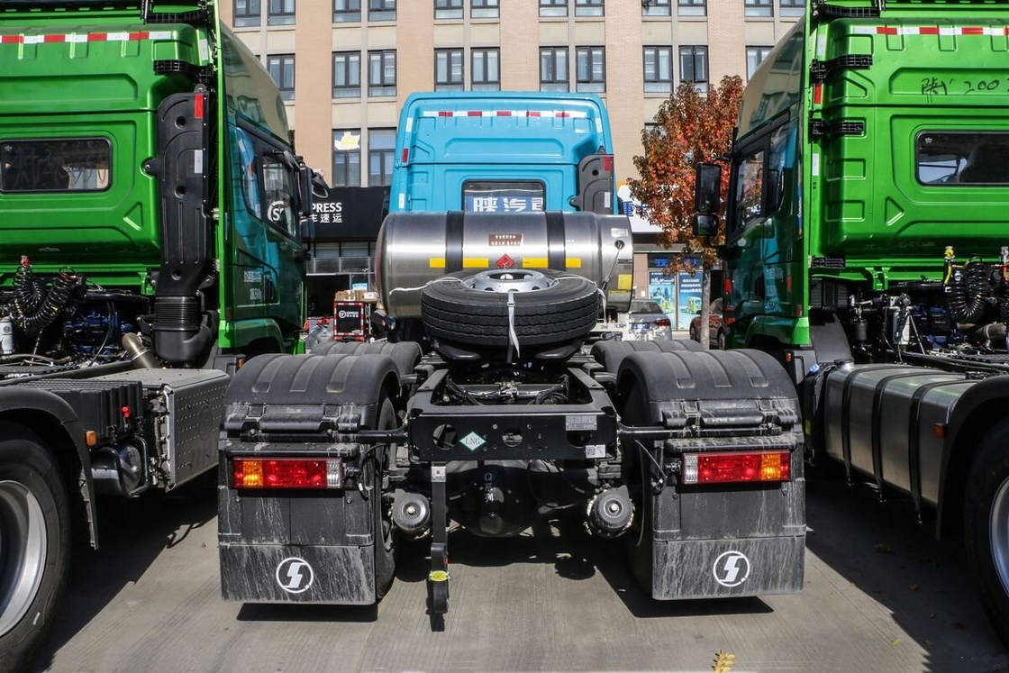 رأس شاحنة جرار مستعملة للبيع Shacman X3000 6*4 وضع القيادة 480hp أرخص شاحنة جرار للبيع FOB الصين