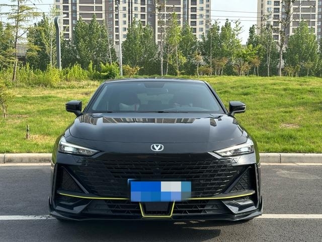 سيارة شانجان Uni-V مستعملة بأسعار معقولة موديل 2022 1.5t للبيع وسيدان مدمجة تعمل بالبنزين مع نسخة القيادة الذكية