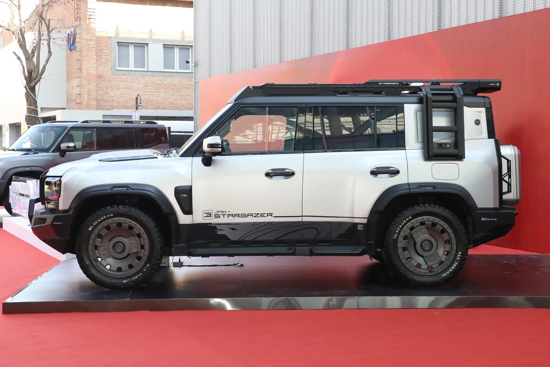 جناح تنين فضي جديد 2024 سيارة بنزين 4WD متينة وقوية وسيارة مثالية مع لون مخصص