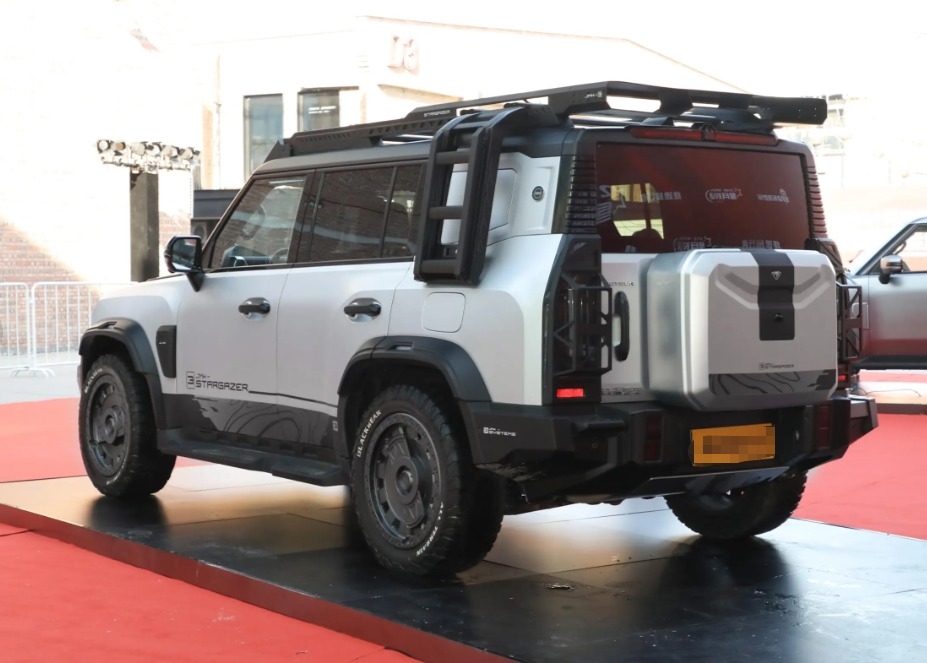 جناح تنين فضي جديد 2024 سيارة بنزين 4WD متينة وقوية وسيارة مثالية مع لون مخصص