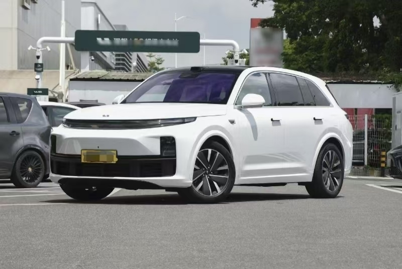 سيارة لي أوتو الجديدة 2025 سنة 4WD سيارة ذات نطاق واسع متينة قوية سيارة مثالية مع لون مخصص