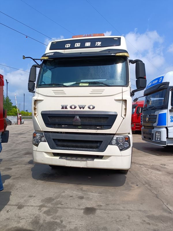 رأس شاحنة جرار مستعملة للبيع HOWO T7H 6*4 وضع القيادة 440 حصان أفضل ماركات شاحنات الجرارات الصينية