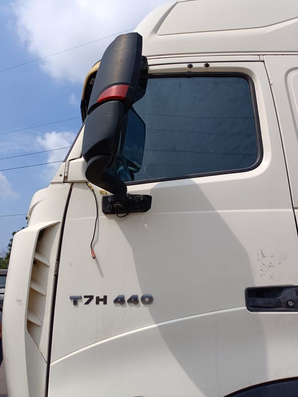 رأس شاحنة جرار مستعملة للبيع HOWO T7H 6*4 وضع القيادة 440 حصان أفضل ماركات شاحنات الجرارات الصينية