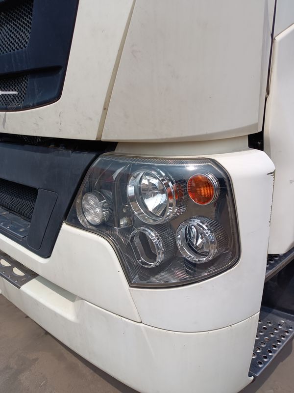 رأس شاحنة جرار مستعملة للبيع HOWO T7H 6*4 وضع القيادة 440 حصان أفضل ماركات شاحنات الجرارات الصينية