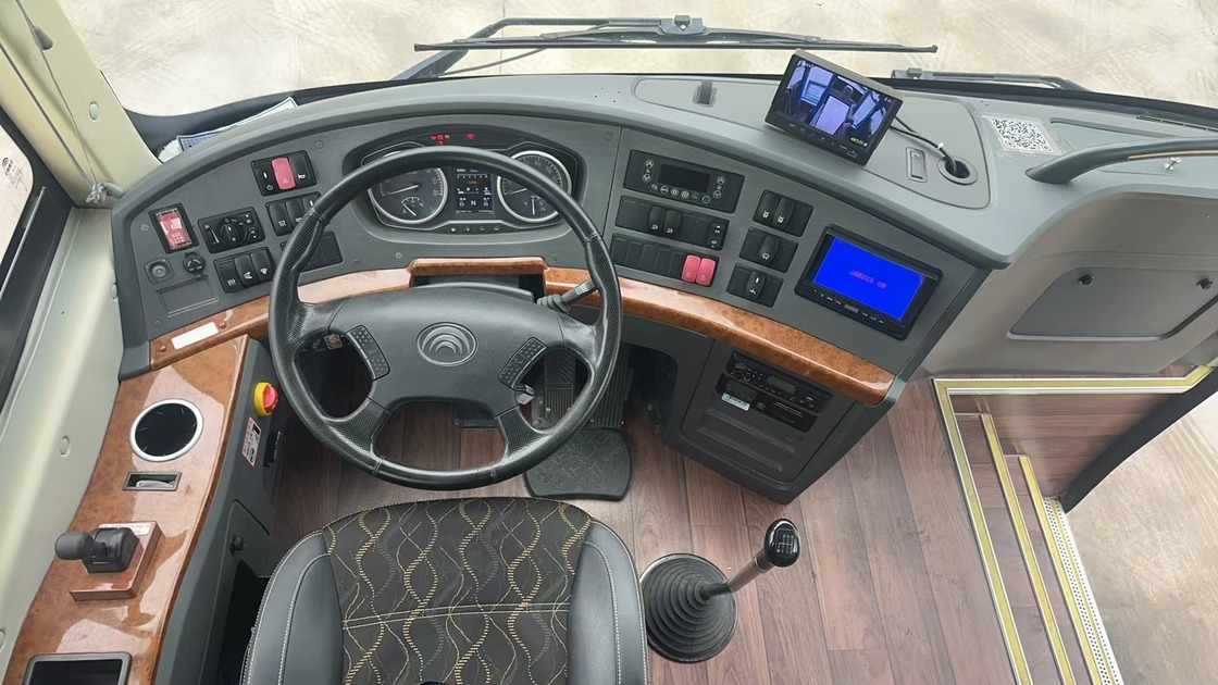 حافلة يوتونغ المستخدمة حافلة 50 مقعد فيشاي جولة الديزل المطار الكنيسة المواصلات المدرسية الحضرية الحضرية الحافلات