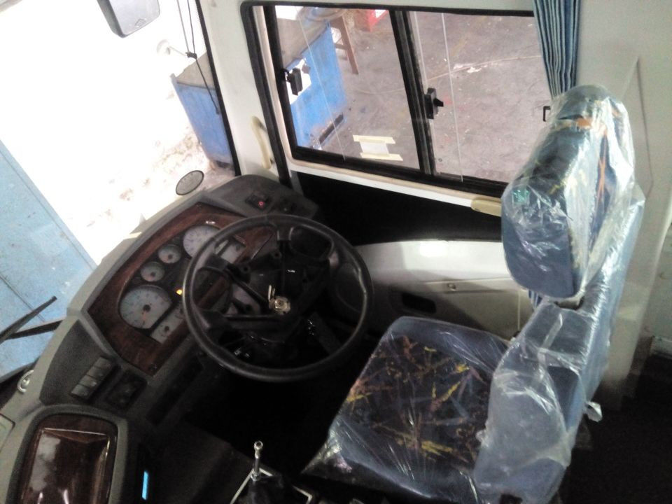 2013 YEAR Dongfeng Used Coach Bus 24-35 Seats White Yuchai Engine Middle Style