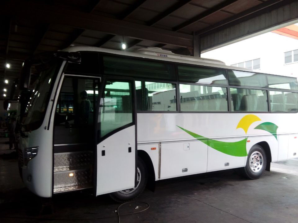 2013 YEAR Dongfeng Used Coach Bus 24-35 Seats White Yuchai Engine Middle Style