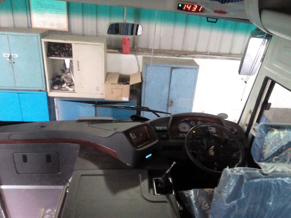 2013 YEAR Dongfeng Used Coach Bus 24-35 Seats White Yuchai Engine Middle Style