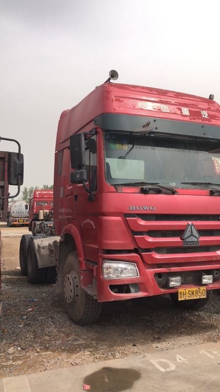 6x4 محرك الوضع تستخدم شاحنة جرار Sinotruck HOWO العلامة التجارية مع 3 مقعد