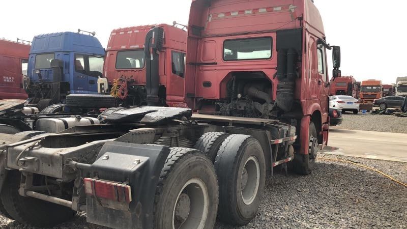 6x4 محرك الوضع تستخدم شاحنة جرار Sinotruck HOWO العلامة التجارية مع 3 مقعد