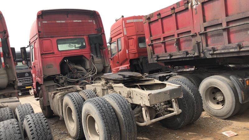 6x4 محرك الوضع تستخدم شاحنة جرار Sinotruck HOWO العلامة التجارية مع 3 مقعد