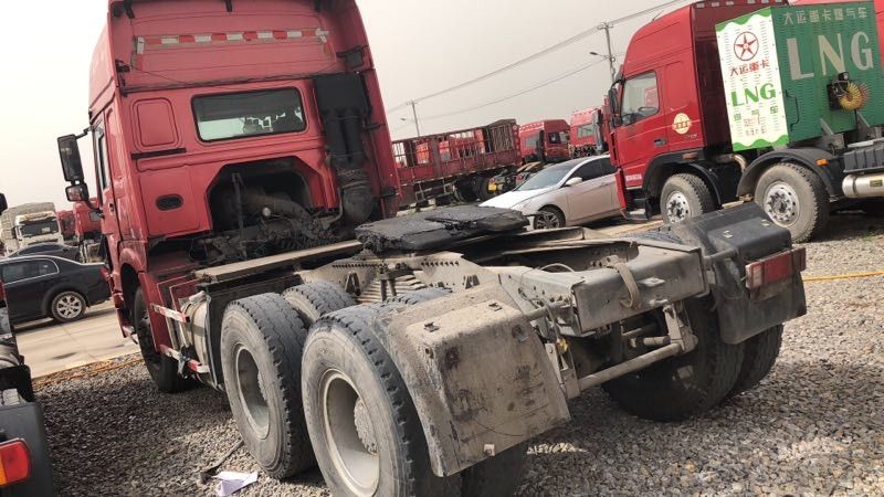 6x4 محرك الوضع تستخدم شاحنة جرار Sinotruck HOWO العلامة التجارية مع 3 مقعد