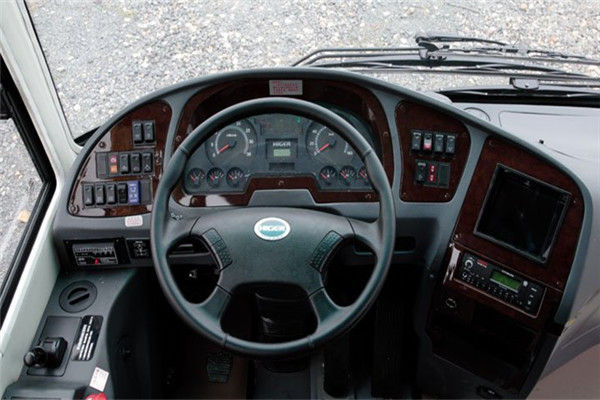 حافلة صغيرة مستعملة من قبل Higer 35 Seat، مستعملة مدحلة ديزل 100 كم / ساعة Speed ​​Wheel 4250mm