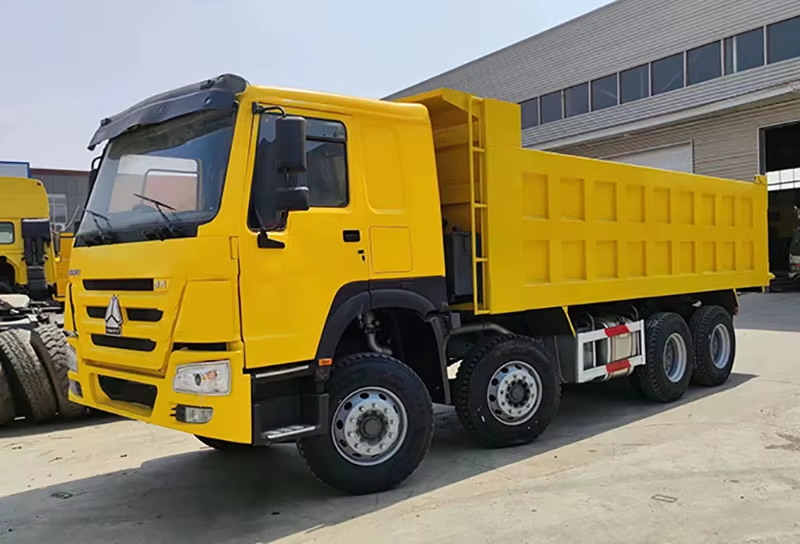 تستخدم Howo Dump Truck 371hp 8x4 محرك اليد اليسرى محرك الديزل WP AC 12 عجلات لزيمبابوي