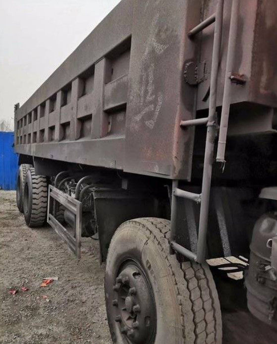 HOWO العلامة التجارية 20-30T تستخدم شاحنات الديزل / شاحنات قلابة مستعملة 375hp 2012 السنة