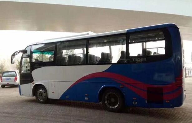 33 مقعدًا حافلة سياحية مستعملة Higer Brand YC Engine Passenger Coach Bus