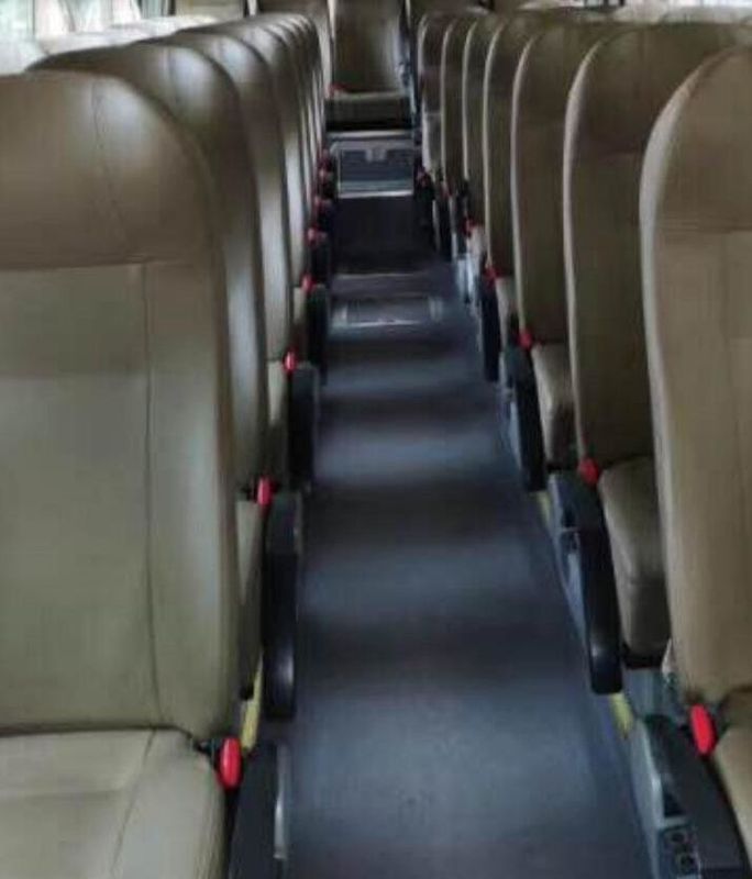 39 مقعدًا 260 حصانًا Yutong Buses 100km / H Max Speed ​​2010 السنة 8995 X 2480 X 3330mm
