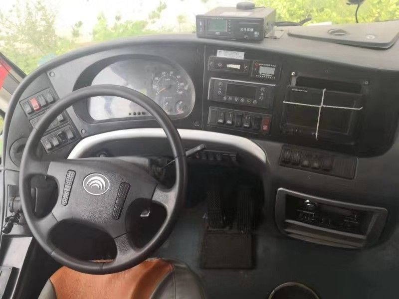 Yutong Used Bus Bus 51 مقاعد لون بنفسجي السرعة القصوى 100 كم / ساعة محرك ديزل قوي