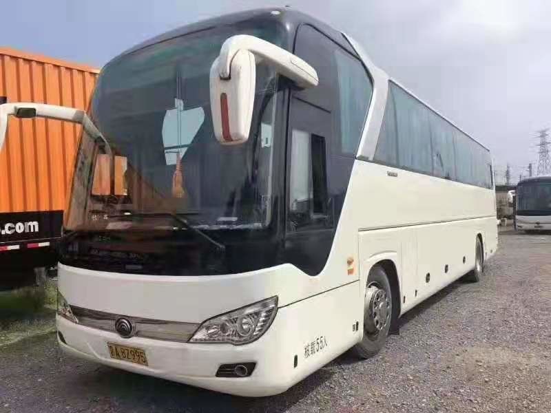 Yutong 6122 Series 55 مقاعد مقاعد مستعملة حافلة ديزل LHD 2017 سنة ، مقاعد فاخرة ذات لون أبيض مع باب أوتوماتيكي