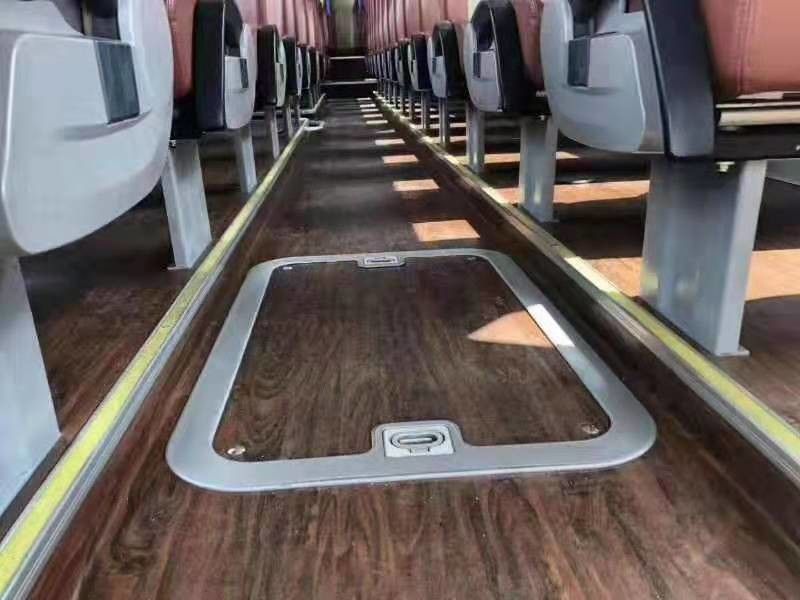 Yutong 6122 Series 55 مقاعد مقاعد مستعملة حافلة ديزل LHD 2017 سنة ، مقاعد فاخرة ذات لون أبيض مع باب أوتوماتيكي