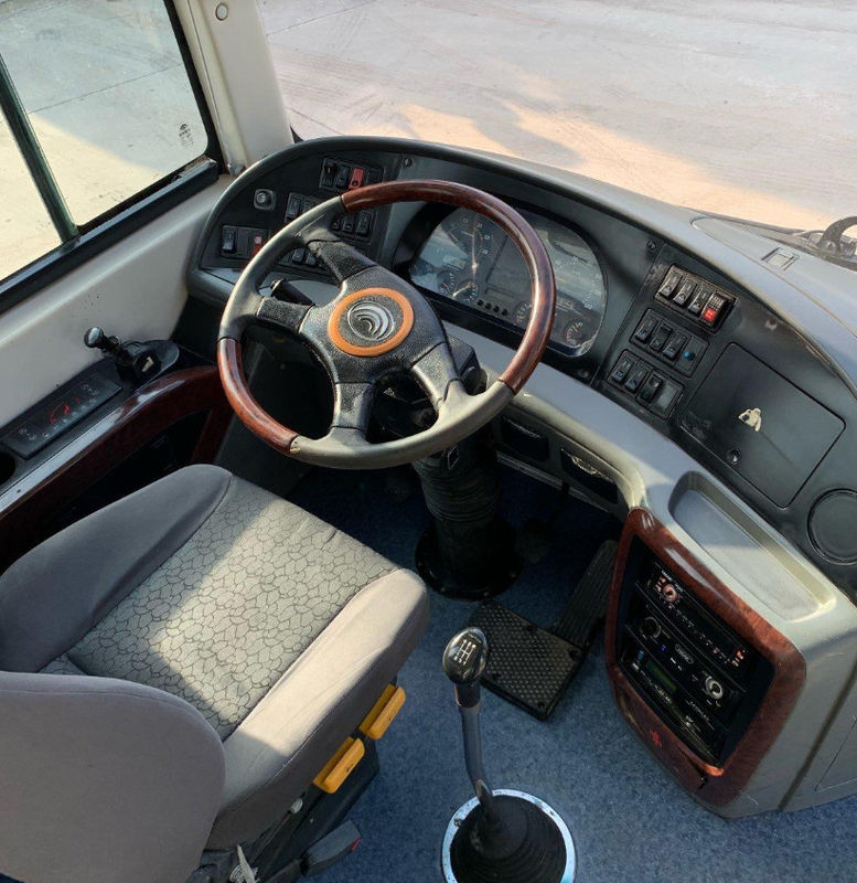 39 مقعدًا سنة الصنع الأصلية Yutong Bus Diesel Engine 9320mm طول الحافلة