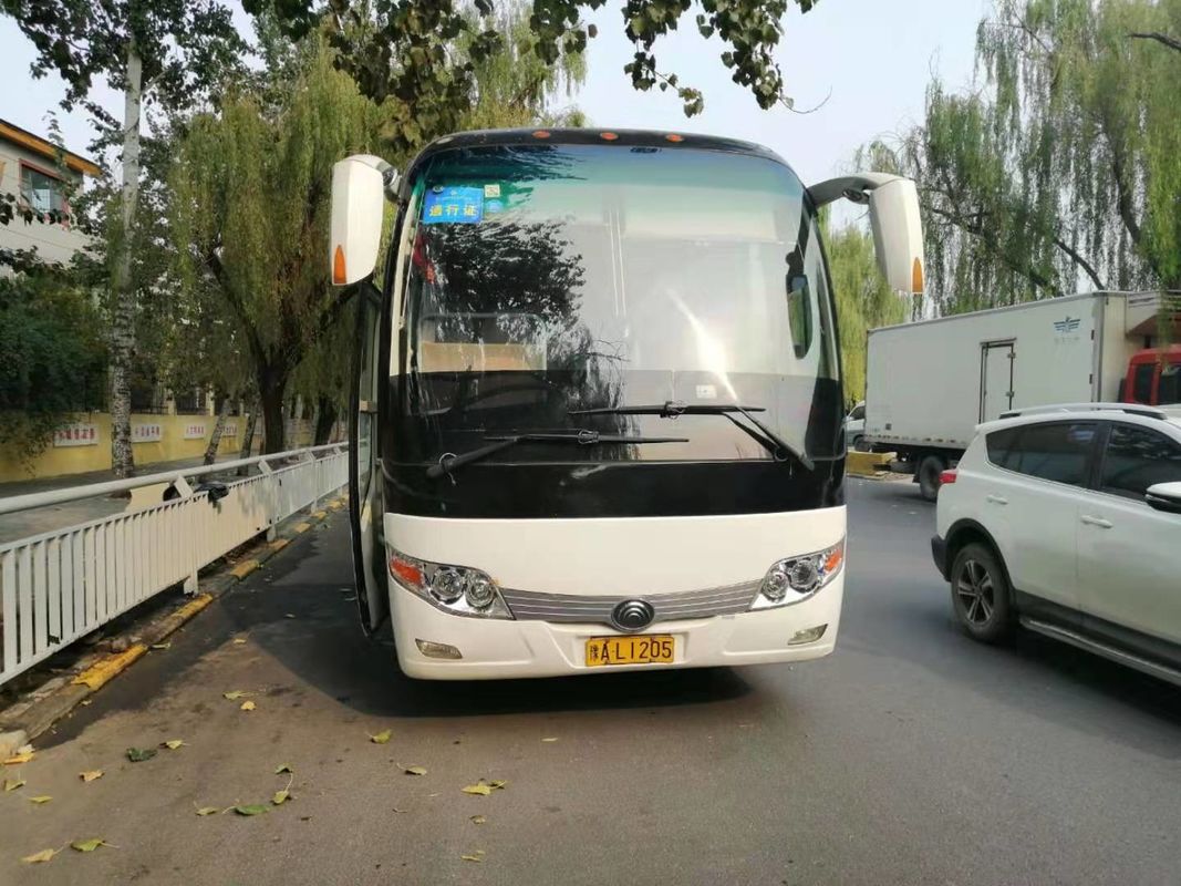 اللون الأبيض Used Yutong Buses 47 مقعد 2013 سنة ديزل Yutong Bus حالة جيدة