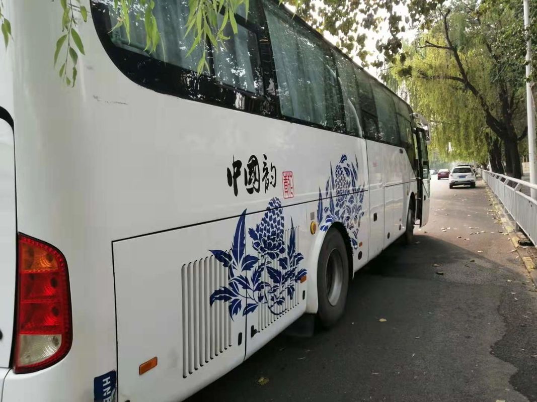 اللون الأبيض Used Yutong Buses 47 مقعد 2013 سنة ديزل Yutong Bus حالة جيدة