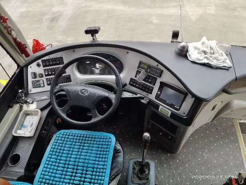 Kinglong RHD Deisel Engine 53 مقعدًا 233kw حافلة سياحية مستعملة مع أبواب مزدوجة AC