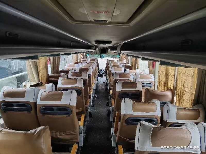 Kinglong RHD Deisel Engine 53 مقعدًا 233kw حافلة سياحية مستعملة مع أبواب مزدوجة AC