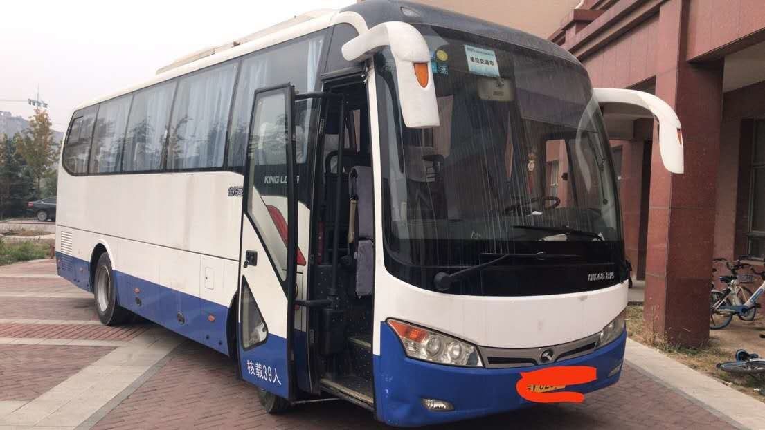 Kinglong العلامة التجارية حافلة سياحية مستعملة Sencond حافلة يدوية XMQ6898 39 مقعدًا مع محرك خلفي AC اللون الأزرق والأبيض حالة جيدة