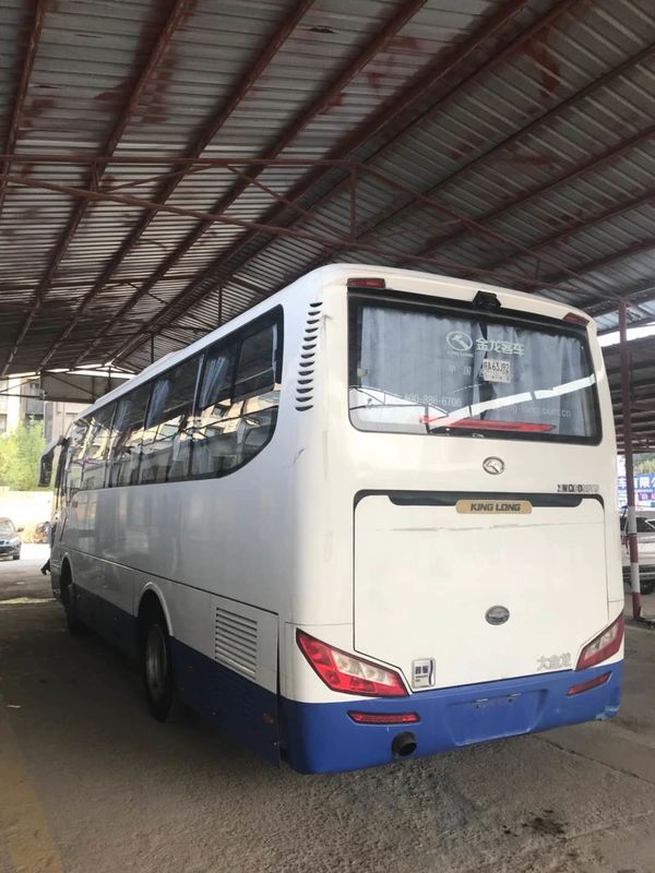 Kinglong العلامة التجارية حافلة سياحية مستعملة Sencond حافلة يدوية XMQ6898 39 مقعدًا مع محرك خلفي AC اللون الأزرق والأبيض حالة جيدة