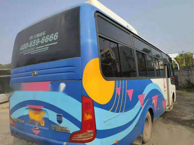 ISO Yutong ZK6752D 29 مقعدًا LHD مستعملة للركاب ذات الهيكل الصلب بأبواب واحدة