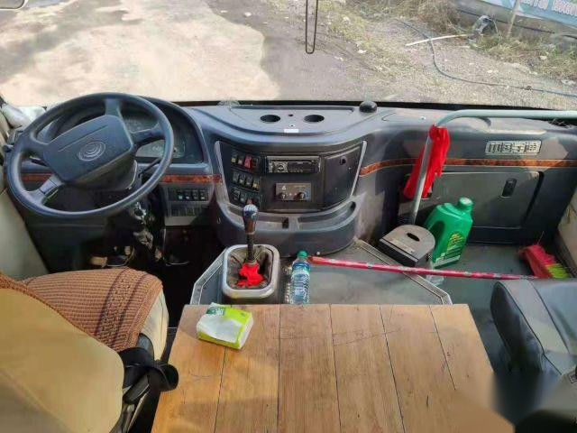 ISO Yutong ZK6752D 29 مقعدًا LHD مستعملة للركاب ذات الهيكل الصلب بأبواب واحدة