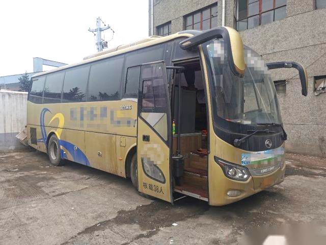 38 مقعدًا Yuchai محرك خلفي ست أسطوانات 270hp Euro V وسادة هوائية هيكل توجيه يسار Kinglong XMQ6901 حافلة سياحية مستعملة