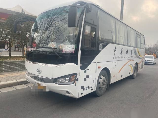 مستعمل Higer Bus موديل KLQ6882 39 مقعدًا من الصلب الشاسيه المستخدم حافلة ركاب Yuchai المحرك الخلفي 162kw أبواب مفردة التوجيه الأيسر