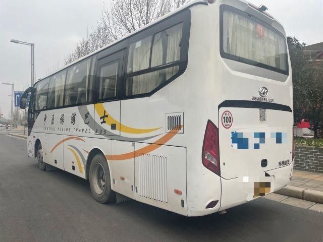 مستعمل Higer Bus موديل KLQ6882 39 مقعدًا من الصلب الشاسيه المستخدم حافلة ركاب Yuchai المحرك الخلفي 162kw أبواب مفردة التوجيه الأيسر