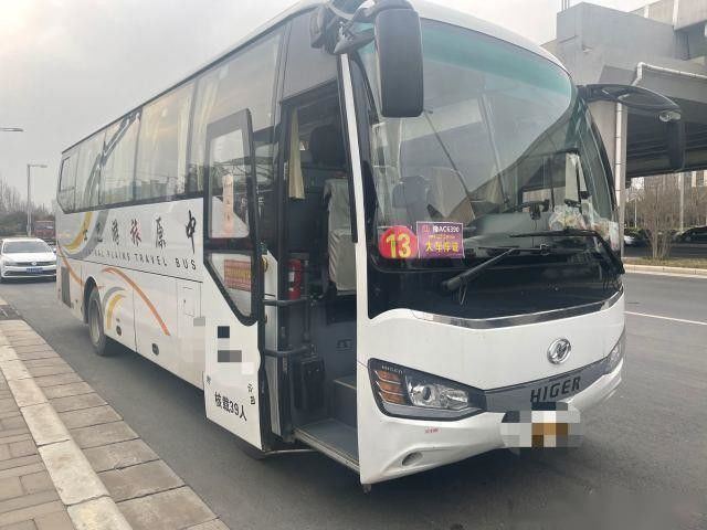 مستعمل Higer Bus موديل KLQ6882 39 مقعدًا من الصلب الشاسيه المستخدم حافلة ركاب Yuchai المحرك الخلفي 162kw أبواب مفردة التوجيه الأيسر