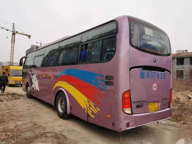Yutong ZK6107 حافلة سياحية مستعملة لهيكل فولاذي أفريقي 47 مقعدًا مقودًا يسارًا يورو III حالة جيدة كيلومترات منخفضة